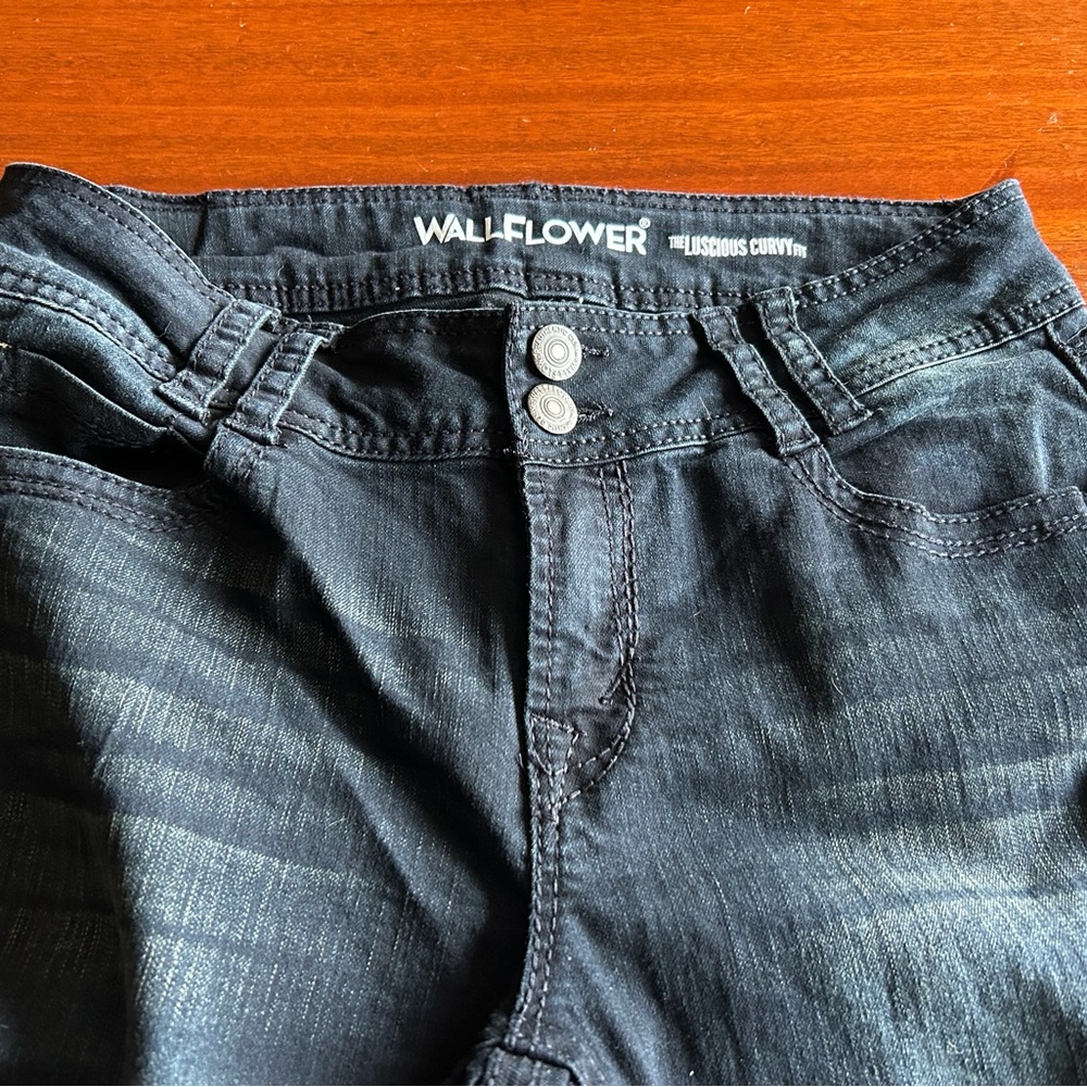 Wallflower Women’s Lucious Curvy Fit  Jeans